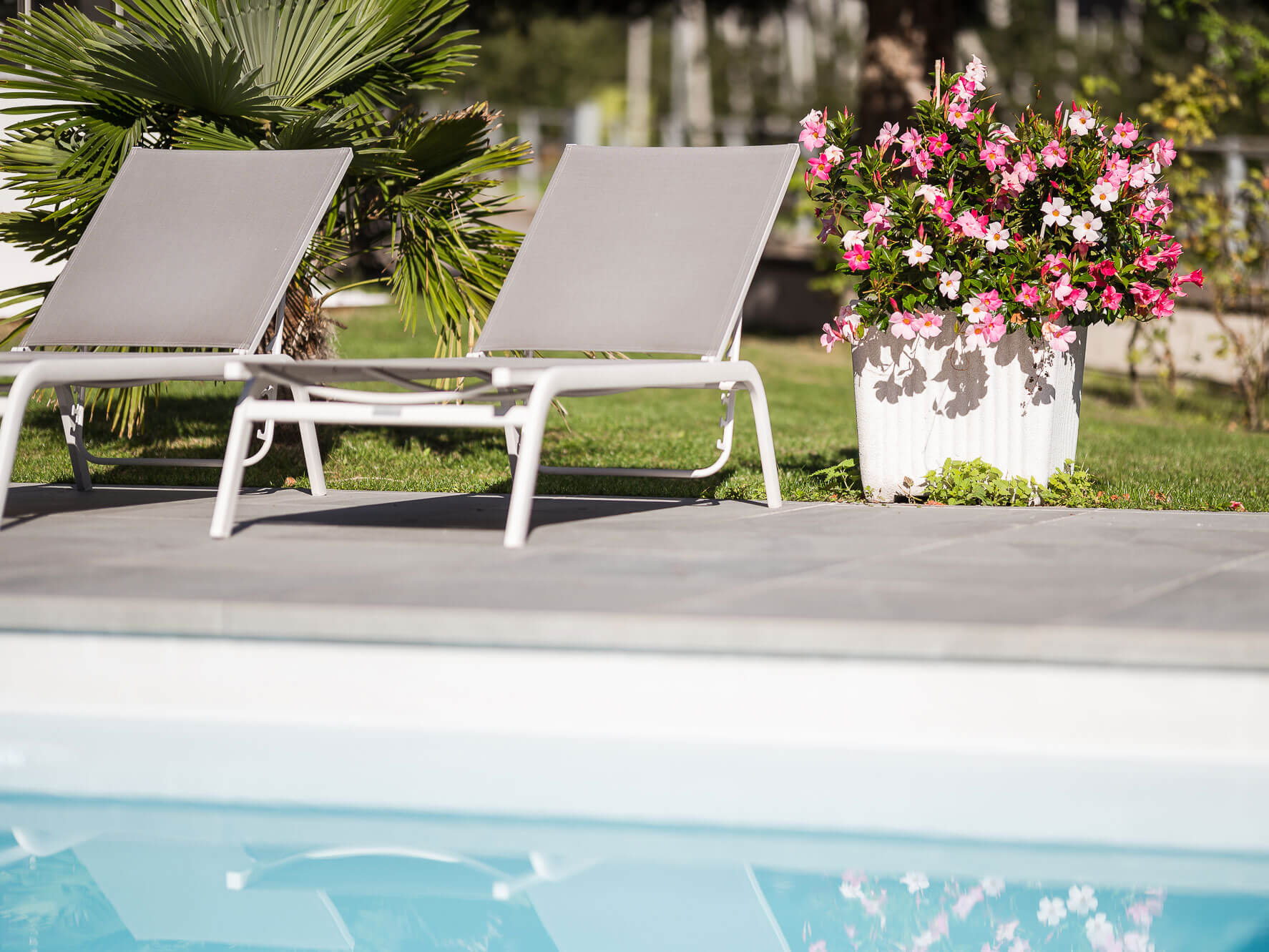Liegestühle am Pool