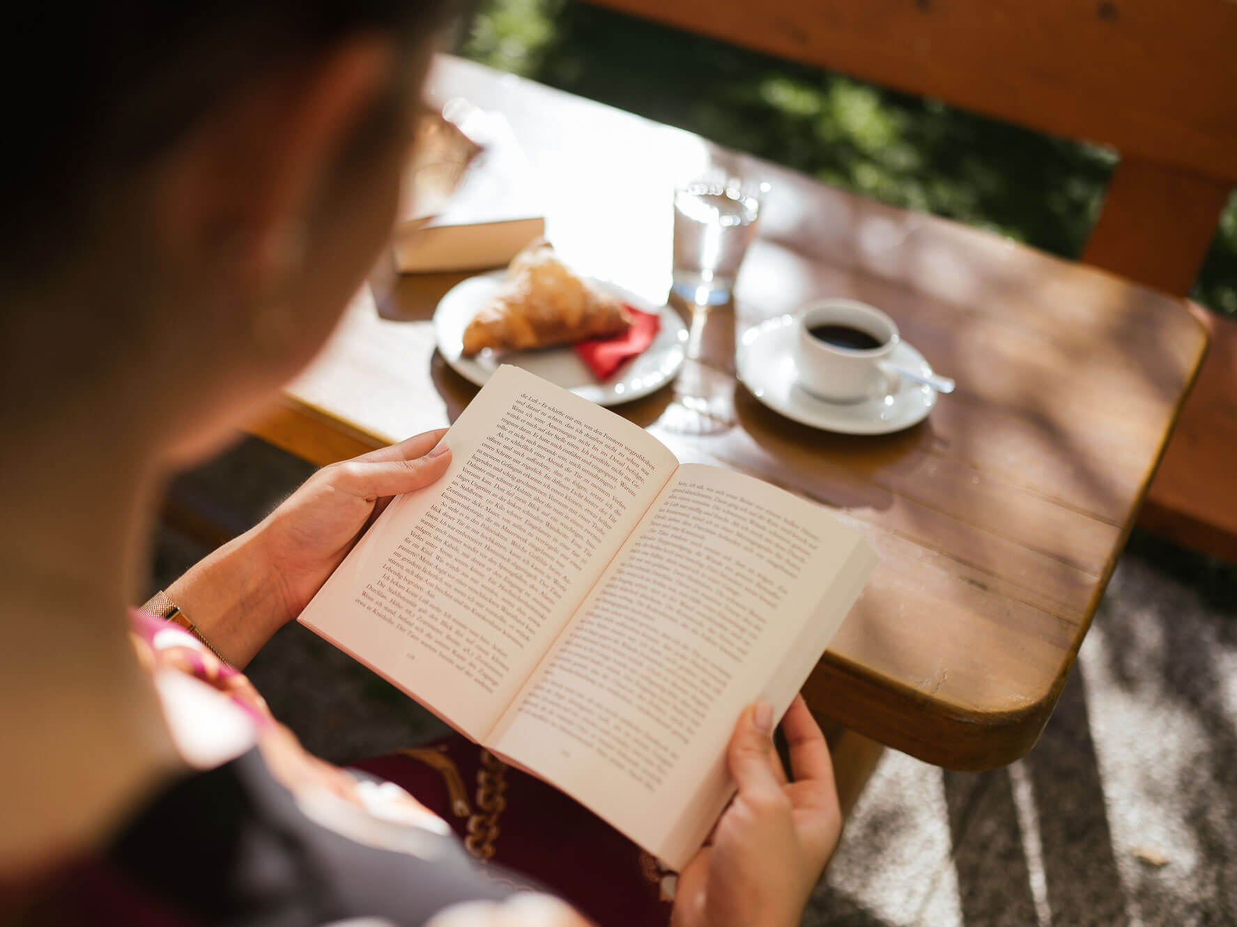Buch lesen beim Kaffee