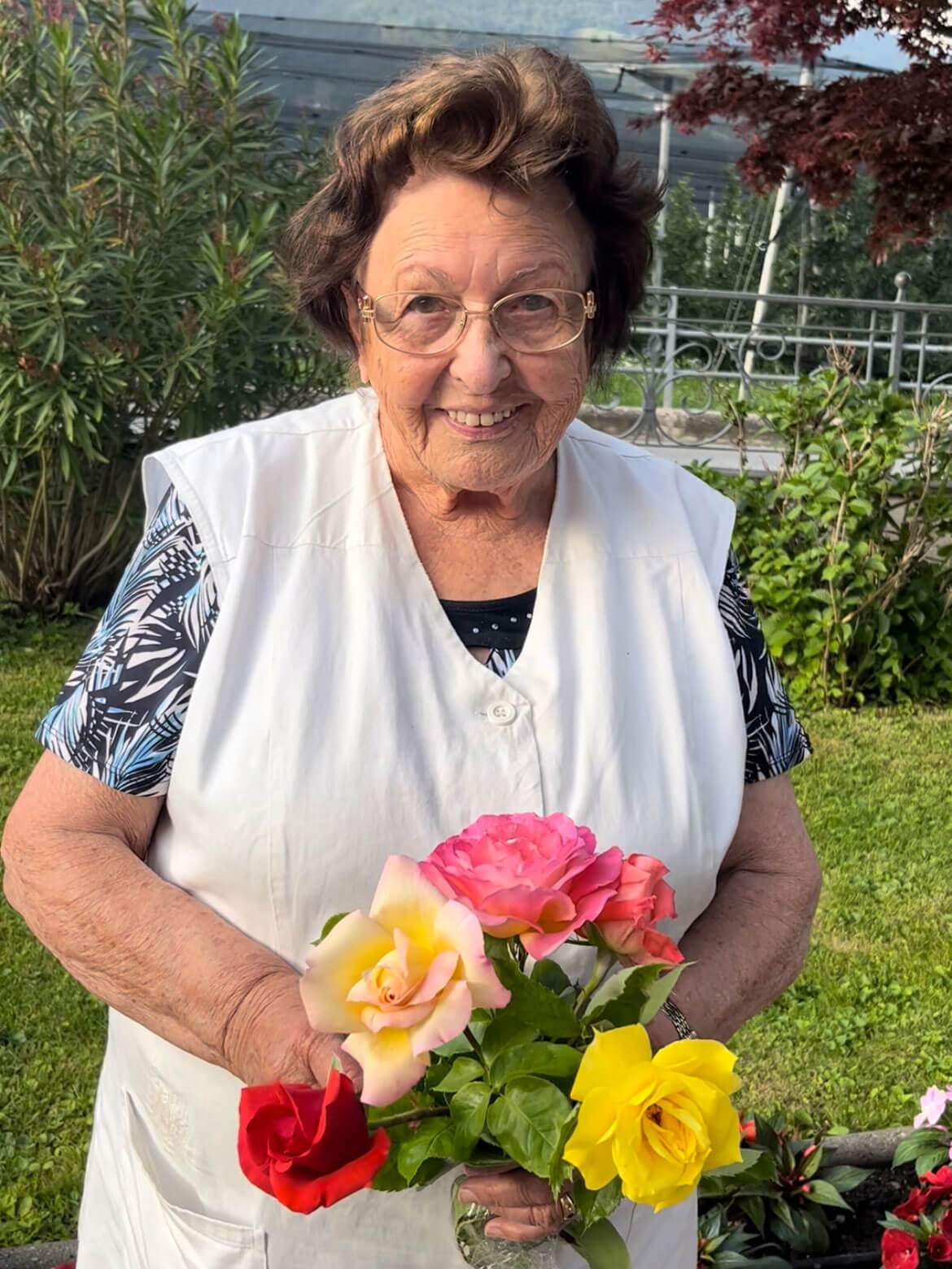 Oma Berta mit ihren Blumen